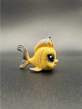 Littlest Pet Shop LPS #3-51 Yuki Goldfin Yellow Fish Blue Eyes Goldfish Sea